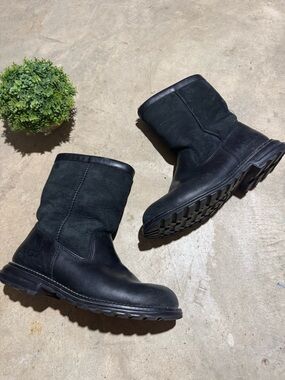 Ugg Women's  Size 7 Clean Black Like New Durable Sole